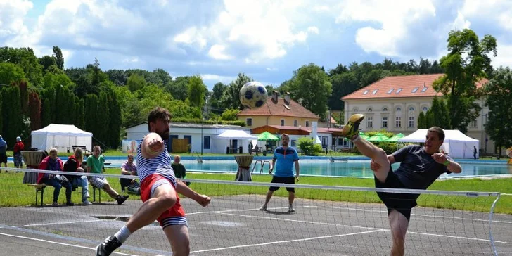 V areálu najdete kromě bazénu i nohejbalové hřiště, volejbalové hřiště a tenisový kurt. 
