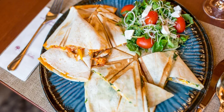 "Fiesta" na Bankove pre 2 osoby: Loaded fries s trhaným bravčovým, dve quesadilly a čerstvý šalát