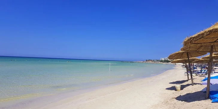 Přímo u resortu se rozprostírá široká soukromá pláž s jemným pískem a velmi pozvolným vstupem do křišťálového moře.