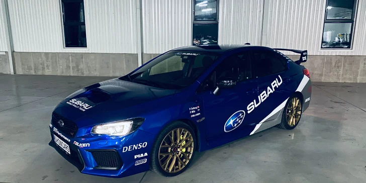 Subaru Impreza WRX STI, legenda mezi vozy rallye se zvukem boxeru, který burácí tmou.
