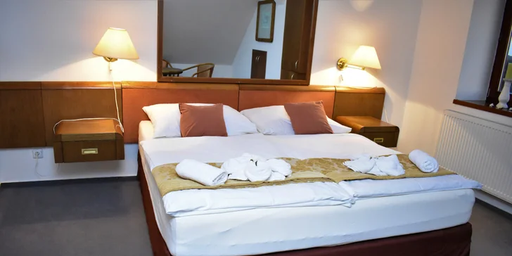 Páry se vyspí ve dvoulůžkovém pokoji, na rodiny čeká tento čtyřlůžkový apartmán.