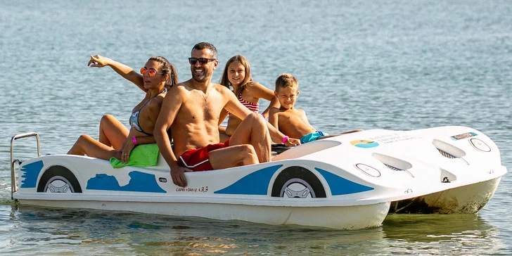 K dispozici vám zdarma budou jak lehátka a slunečníky, tak i paddleboardy nebo šlapadla (podle aktuální dostupnosti).