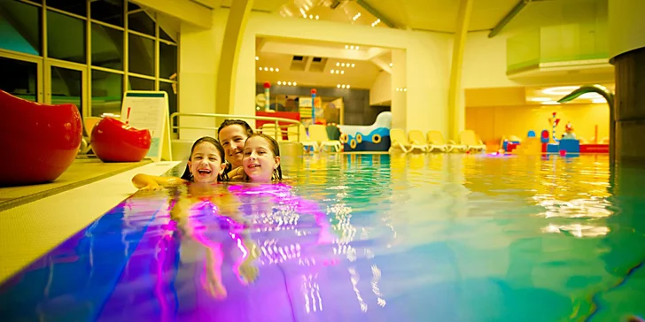 V rodinném bazénu jsou jacuzzi a masážními prvky. Na starší děti čeká vodní hřiště a větší skluzavka pro odvážné. Také je tu malé kino a přihlásit se můžete na lekce plavání.