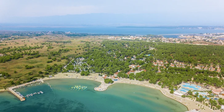 Je tu celkovo 9 bazénov pre deti aj dospelých, menšie bazény s hydromasážou aj veľký plavecký bazén.