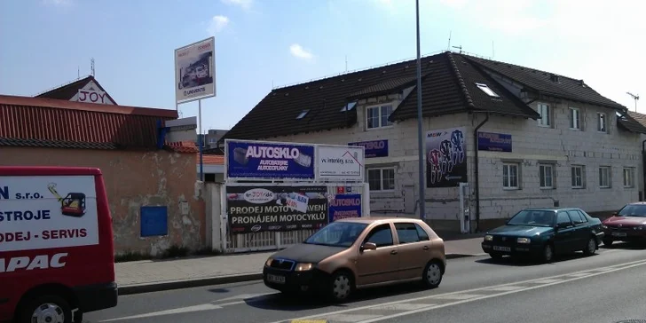 Moderní automatické zařízení zajistí kontrolu těsnosti, odsátí starého chladiva a pečlivé vakuování systému.