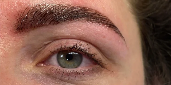 Svůj tvar obočí drží po dobu 6 až 8 týdnů.