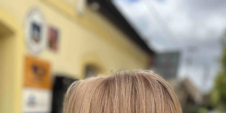 Samozřejmostí je konzultace před samotným střihem, součástí služby je mytí vlasů, foukaná a závěrečná úprava.