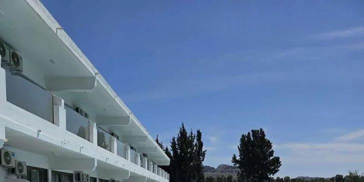 Hotel disponuje dvěma bazény a jedním dětským.