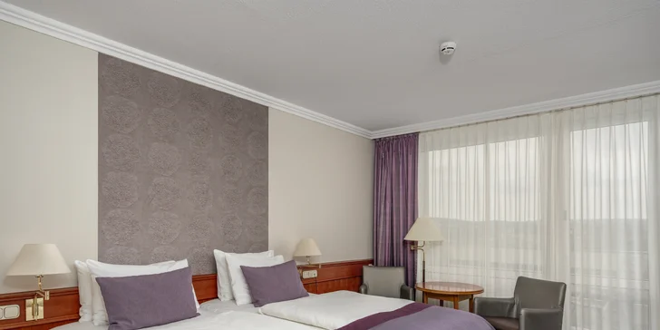 Všechny pokoje, včetně jednolůžkového, mají možnost přistýlky, jsou vybaveny vanou, televizí, minibarem a Wi‑Fi.
