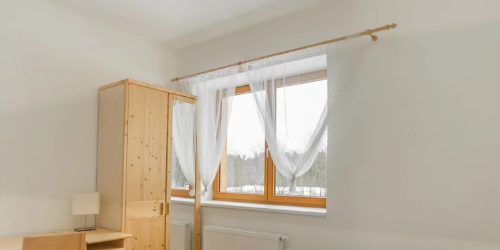 Za příplatek je možné ubytování v apartmánu, kde je navíc vybavená kuchyňka s nádobím, sporákem, troubou, lednicí i myčkou. 