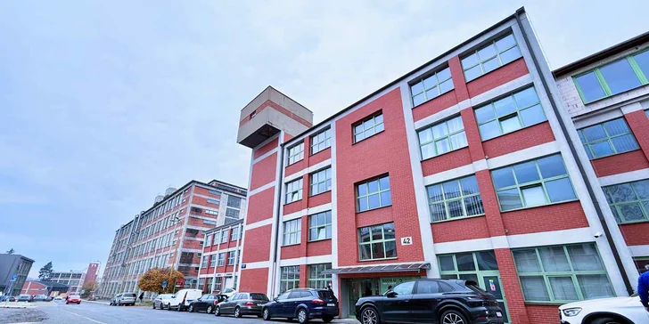 Arénu najdete v budově 42 (J. A. Bati 5542, 3. patro) hned vedle pošty ve Svitu.