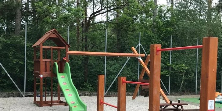 Na děti tu čeká oplocené venkovní hřiště (skákací hrad, minigolf, ruské kuželky, pétanque, králičí výběh a prolézačka).