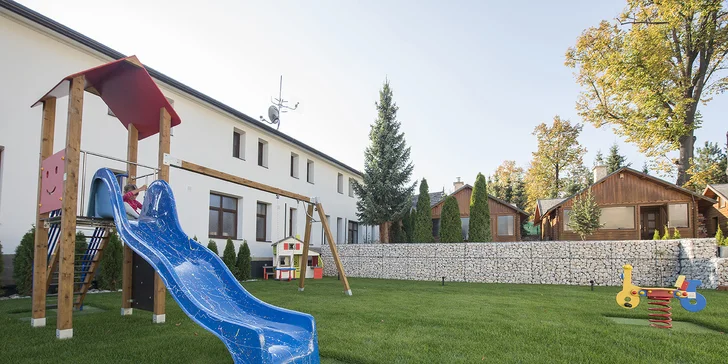 Děti si venku užijí hřiště. 