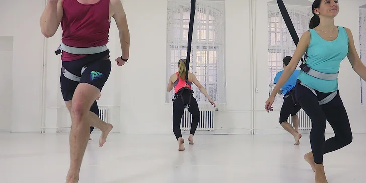 Při bungee se tolik nenamáhají kolena – díky odpružené podlaze a lanu není na kolenní kloub vyvíjen takový tlak.