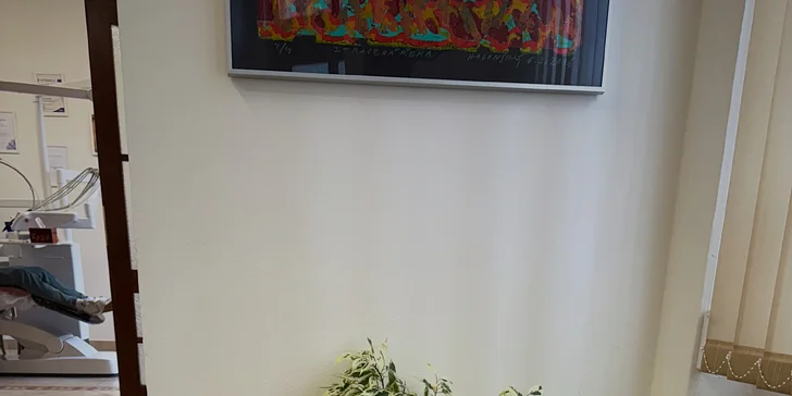 Součástí ošetření je i lehké bělení zubů pomocí speciálního gelu.