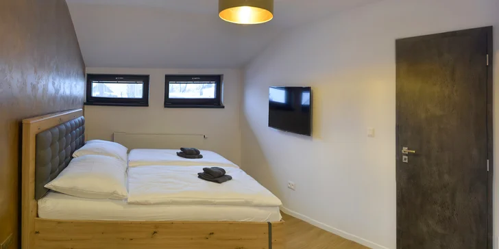 Na prvom poschodí na vás čakajú dve spálne s manželskými posteľami a kúpeľňa so sprchovacím kútom a druhou toaletou.