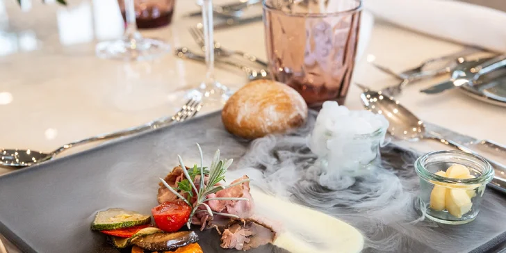 V nabídce najdete rakouské zvěřinové speciality, regionální jídla i mezinárodní grilované pokrmy.