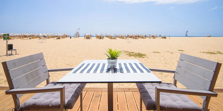Resort se rozprostírá přímo u písčité pláže.