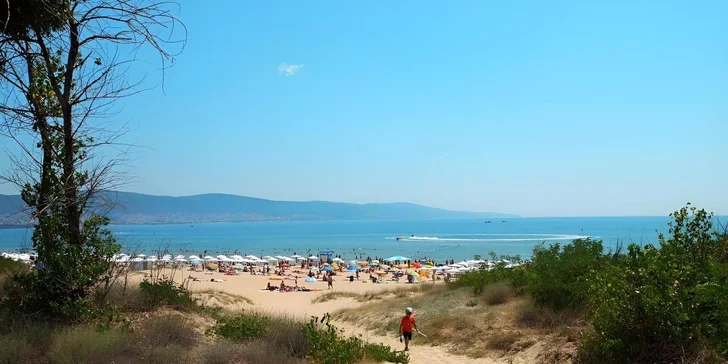 Velkou parádou je přímý přístup na pláž skrze malebné duny (cca 300 m). 