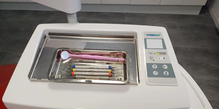 Metoda air-flow neboli pískování je čištění zubů pomocí přístroje, ve kterém se mísí voda se speciálním práškem (pískem). Cílem tohoto ošetření je odstranit nánosy plaku a zabarvení zubu.