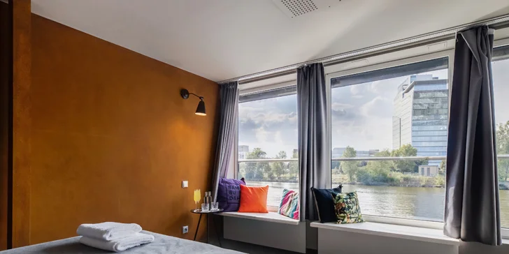 Připravený pro vás bude buď pokoj River view Cabin, nebo Suite, ze kterého budete mít výhled na tekoucí Vltavu.