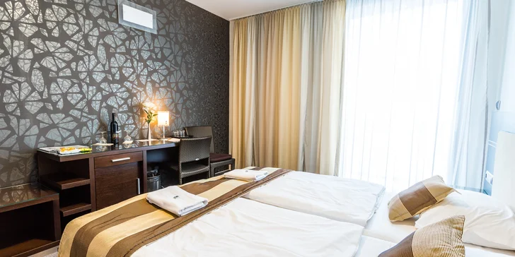 V pokoji je minibar, trezor, klimatizace i připojení na internet.