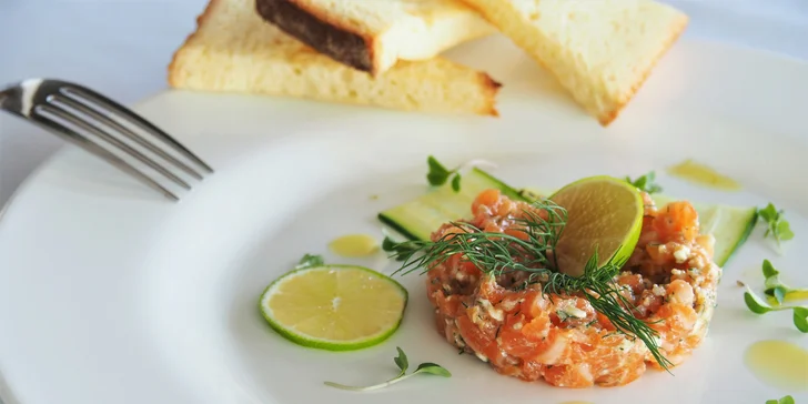 Předkrm: Tartar z lososa s crème fraîche a koprem, domácí bruschetta