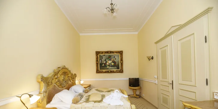Připraví pro vás pokoj Standard, prostornější Deluxe (na fotce), případně apartmán.