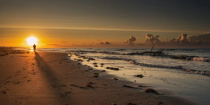 Bibione má rozľahlé pláže s jemným pieskom a pozvoľným vstupom do mora.