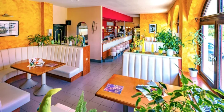 V ceně voucheru budete mít také polopenzi. Ráno si dáte chutnou snídani buď formou bufetu nebo výběrem ze snídaňového menu (dle obsazenosti hotelu) a k večeři vás bude čekat tříchodové menu. 