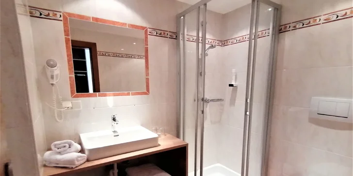 Každý pokoj má koupelnu se sprchou nebo vanou. 