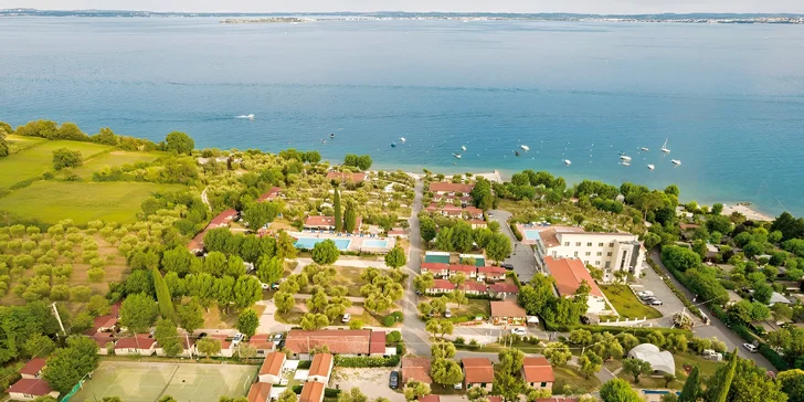 Z kempu je výhled na poloostrov Sirmione.