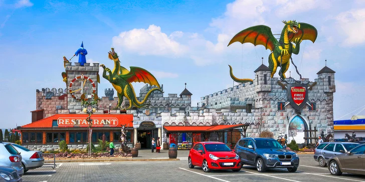 Na děti tu čeká spousta zábavy v Merlinově dětském světě, na dospělé nákupy v obchodním centru Freeport Outlet.