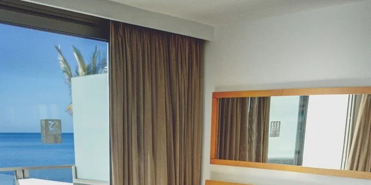 Pokoje mají klimatizaci, TV, telefon a ledničku či minibar.