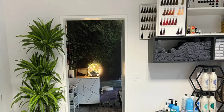 Závěrečná fáze procedury zahrnuje 20min. relaxační masáž šíje a ramen, která uvolňuje svalové napětí a podporuje celkovou pohodu. 
