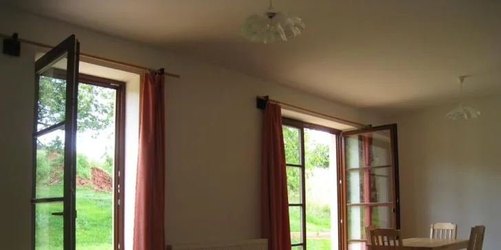 A také k němu patří prostorná terasa se vstupem na zahradu. 