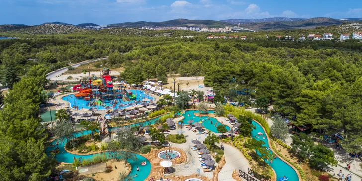 V aquaparku je vodní pevnost, 200 m dlouhá „líná řeka“, skluzavky i vířivky.