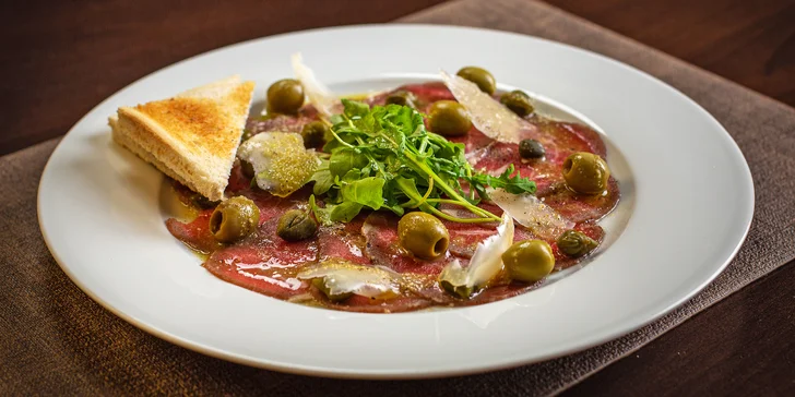 Voucher zahrnuje tříchodové menu pro 2 osoby, které se kromě kuřátka supreme skládá ještě z hovězího carpaccia a vanilkového crème brûlée.
