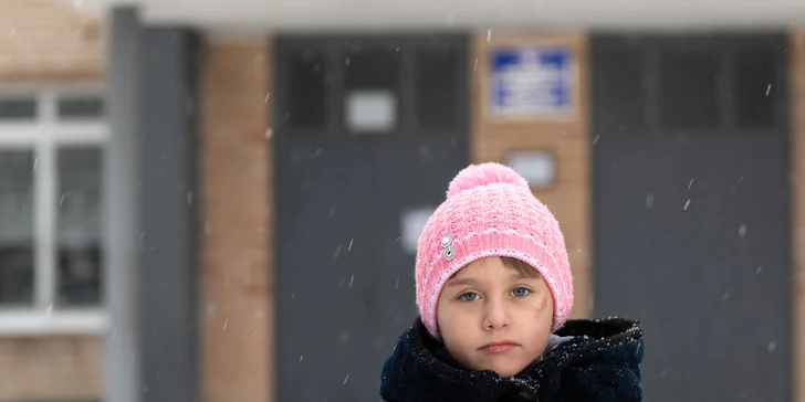 Sedemročná Polina miluje spievanie a sníva o tom, že sa stane umelkyňou. Nepamätá si náboj, ktorý pred šiestimi rokmi vybuchol na dvore jej domu a zabil jej babičku. © UNICEF/UN0504358/Filippov