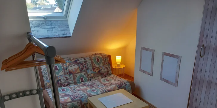 Masáž kombinuje jemné tlaky a protahovací techniky.