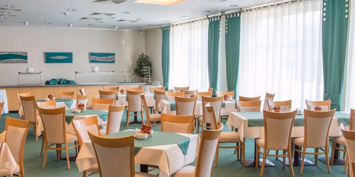 V restauraci se sejdete nad bohatou snídaní.