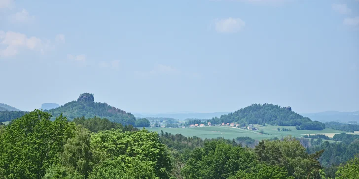 Hotel je obklopený lesmi, stačí si obuť topánky a vyraziť na túru.
