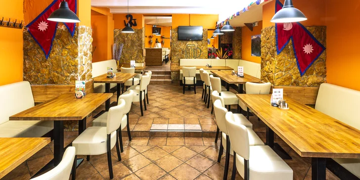 Příjemný interiér, v kuchyni rodilí Indové a menu plné exotických pokrmů. Koho vezmete s sebou?