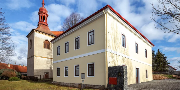 Na místě vás uvítá moderně zařízený penzion Fara Velemín.
