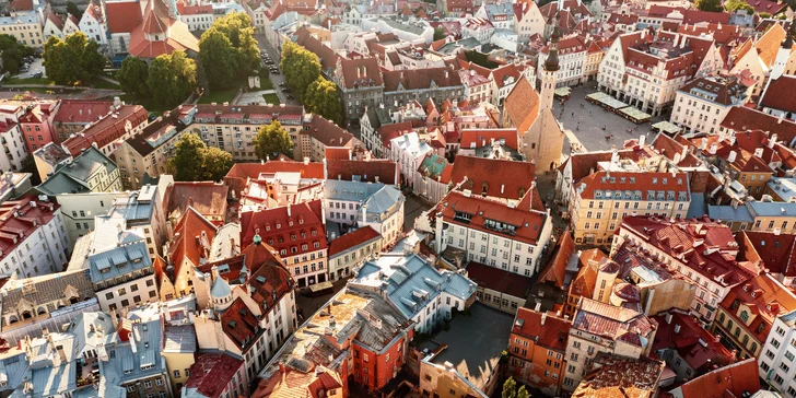 Historické centrum Tallinnu je známe svojimi zachovalými stredovekými uličkami a terakotovými strechami.