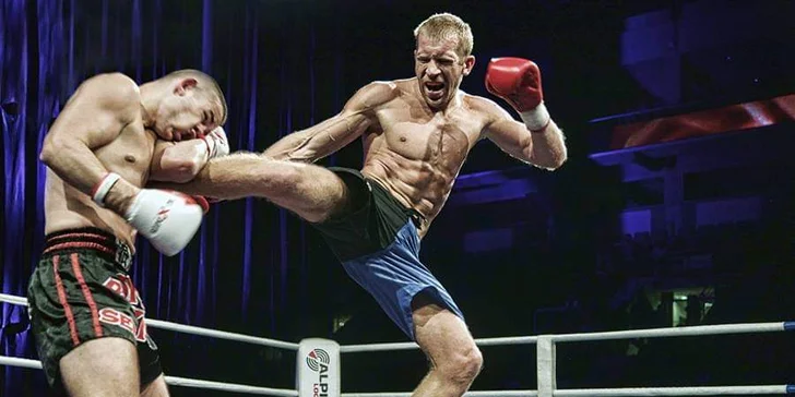 Můžete se také postavit do ringu s šampionem v thajském boxu.