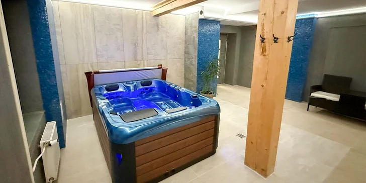 Súčasťou wellness je aj vírivka.