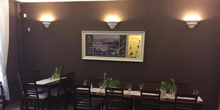 Restaurace je zařízena v elegantním a přitom minimalistickém stylu - příjemně, aby se vám zde příjemně i jedlo.