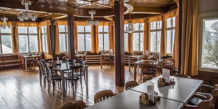 V ceně máte snídaně, které si vychutnáte v restauraci s úžasným výhledem na panorama hor.