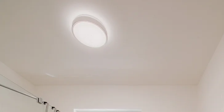 Je tu koupelna a oddělená toaleta. 